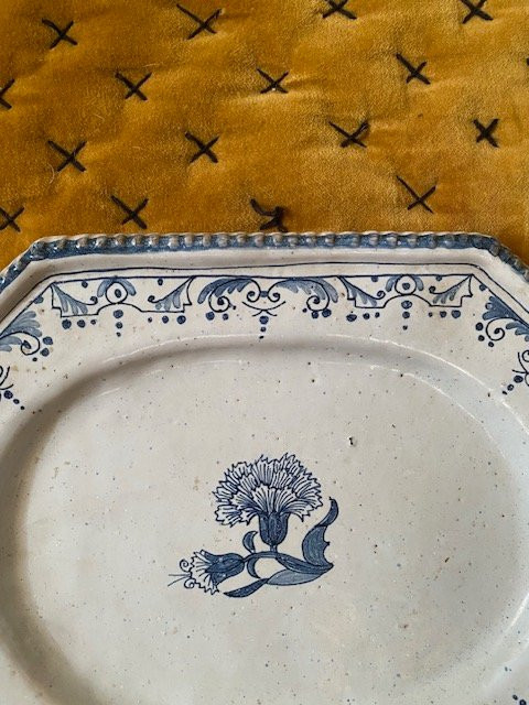 Plat en faïence de Rouen XVIIIᵉ – décor à l’œillet en camaïeu bleu-photo-5
