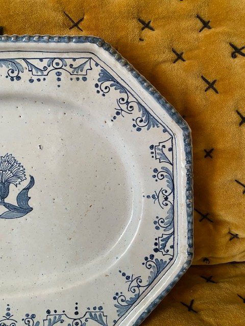 Plat en faïence de Rouen XVIIIᵉ – décor à l’œillet en camaïeu bleu-photo-6