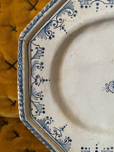 Plat en faïence de Rouen XVIIIᵉ – décor à l’œillet en camaïeu bleu-photo-7