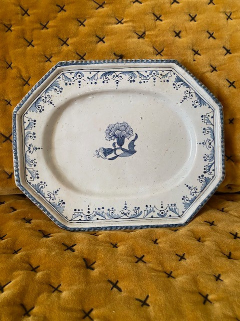 Plat en faïence de Rouen XVIIIᵉ – décor à l’œillet en camaïeu bleu