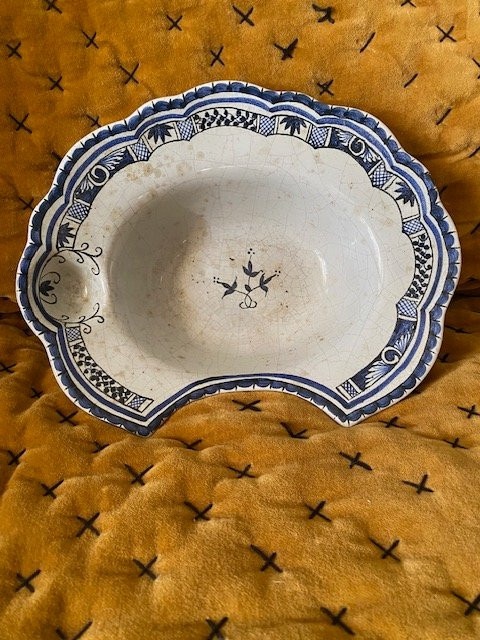 Plat à barbe en faïence de Rouen XVIIIᵉ – décor bleu sur fond stannifère-photo-2