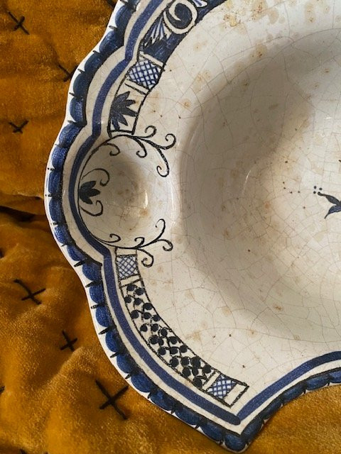 Plat à barbe en faïence de Rouen XVIIIᵉ – décor bleu sur fond stannifère-photo-3