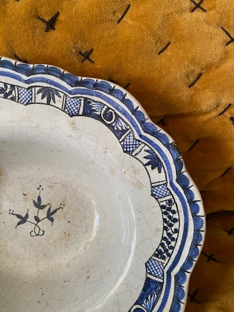 Plat à barbe en faïence de Rouen XVIIIᵉ – décor bleu sur fond stannifère-photo-4
