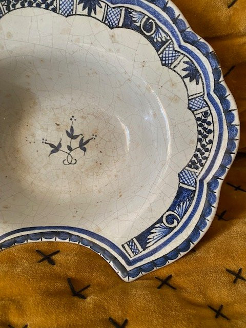 Plat à barbe en faïence de Rouen XVIIIᵉ – décor bleu sur fond stannifère-photo-5