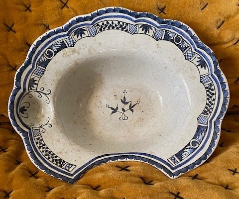 Plat à barbe en faïence de Rouen XVIIIᵉ – décor bleu sur fond stannifère-photo-1