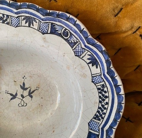Plat à barbe en faïence de Rouen XVIIIᵉ – décor bleu sur fond stannifère-photo-4