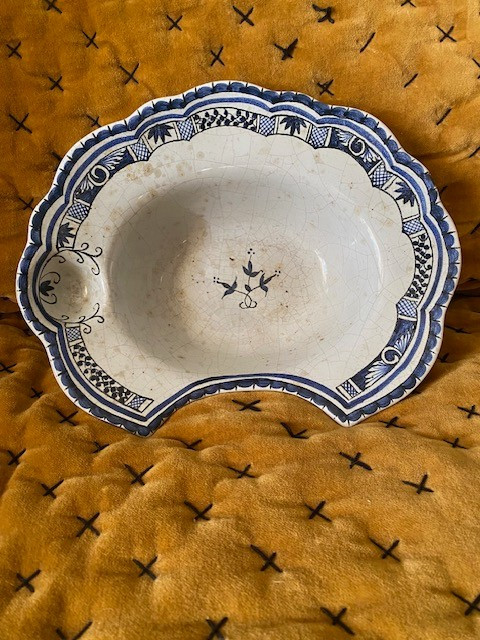 Plat à barbe en faïence de Rouen XVIIIᵉ – décor bleu sur fond stannifère