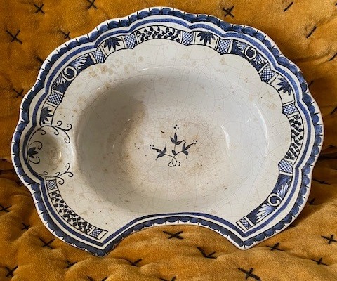 Plat à barbe en faïence de Rouen XVIIIᵉ – décor bleu sur fond stannifère