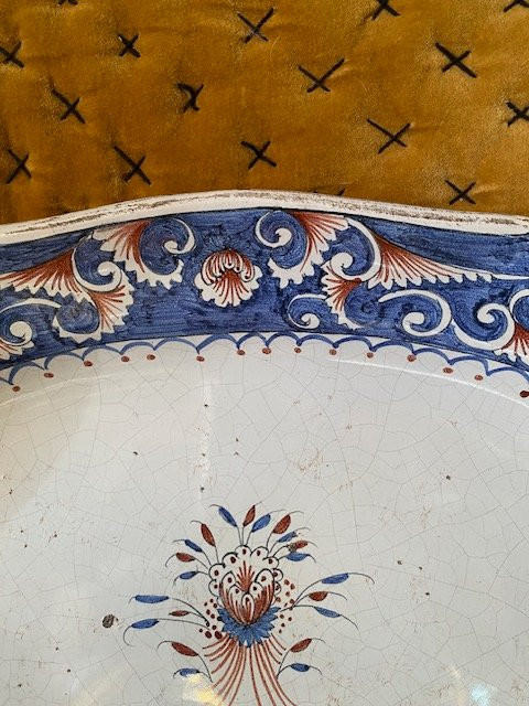 Grand plat en faïence de Rouen XVIIIᵉ – décor au panier fleuri, grand feu bleu et rouge-photo-5