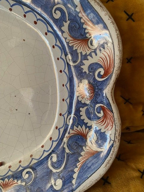 Grand plat en faïence de Rouen XVIIIᵉ – décor au panier fleuri, grand feu bleu et rouge-photo-6