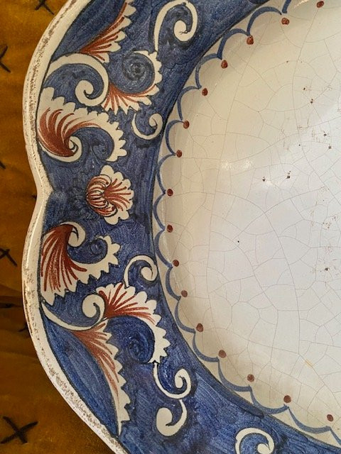 Grand plat en faïence de Rouen XVIIIᵉ – décor au panier fleuri, grand feu bleu et rouge-photo-7