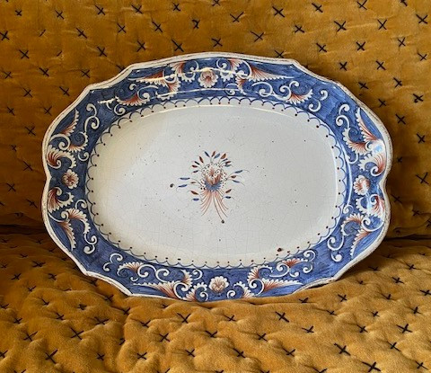 Grand plat en faïence de Rouen XVIIIᵉ – décor au panier fleuri, grand feu bleu et rouge