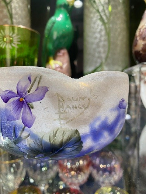 Daum Nancy – Coupe Art nouveau en verre multicouche, décor de violettes émaillées, vers 1910-photo-1