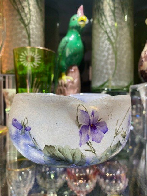 Daum Nancy – Coupe Art nouveau en verre multicouche, décor de violettes émaillées, vers 1910-photo-3