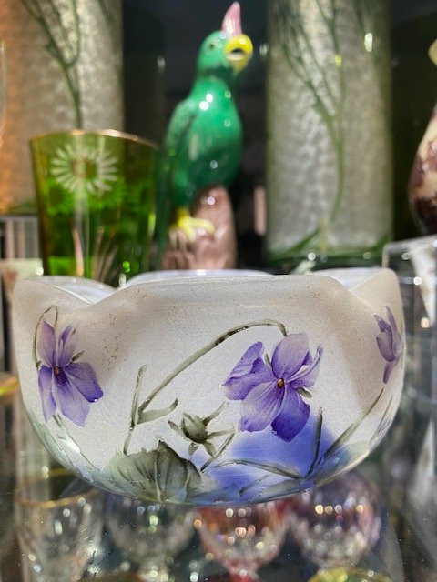 Daum Nancy – Coupe Art nouveau en verre multicouche, décor de violettes émaillées, vers 1910-photo-4