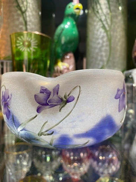 Daum Nancy – Coupe Art nouveau en verre multicouche, décor de violettes émaillées, vers 1910-photo-5