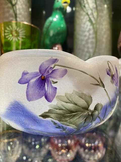 Daum Nancy – Coupe Art nouveau en verre multicouche, décor de violettes émaillées, vers 1910-photo-6