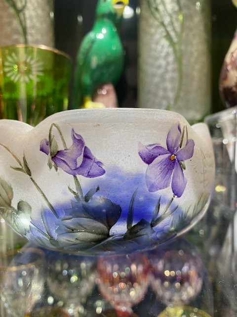 Daum Nancy – Coupe Art nouveau en verre multicouche, décor de violettes émaillées, vers 1910-photo-7