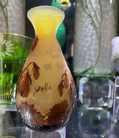 Émile Gallé – Petit vase en verre multicouche, décor de fuchsia, Art nouveau, École de Nancy