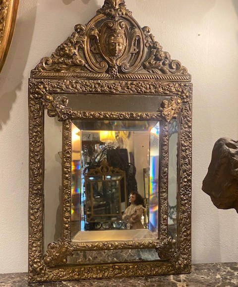 Miroir à parecloses en bois noirci et laiton repoussé – style Louis XIII, fin XIXᵉ siècle
