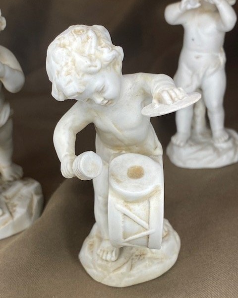 Müller, Fanfare de quatre putti musiciens en biscuit de porcelaine -photo-1