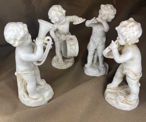 Müller, Fanfare de quatre putti musiciens en biscuit de porcelaine 
