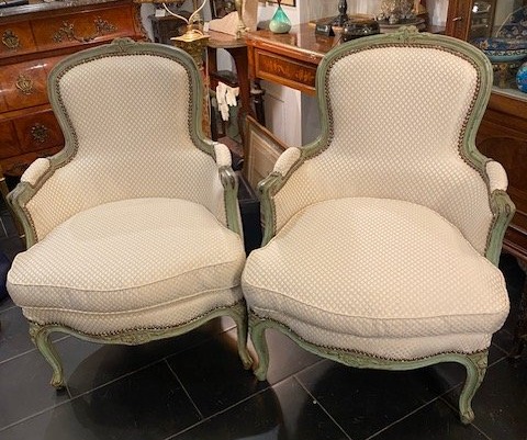 Paire de bergères en cabriolet – Style Louis XV – Hêtre sculpté et peint – Travail français, XI