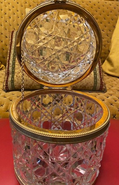 Rare coffret à biscuits en cristal taillé attribué au Creusot – Monture en bronze doré – Époque-photo-2