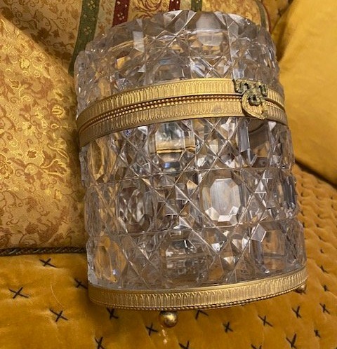 Rare coffret à biscuits en cristal taillé attribué au Creusot – Monture en bronze doré – Époque-photo-3