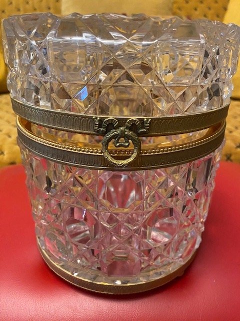 Rare coffret à biscuits en cristal taillé attribué au Creusot – Monture en bronze doré – Époque-photo-1