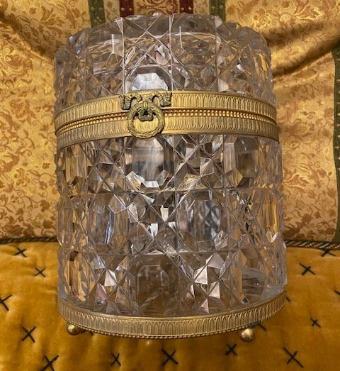 Rare coffret à biscuits en cristal taillé attribué au Creusot – Monture en bronze doré – Époque