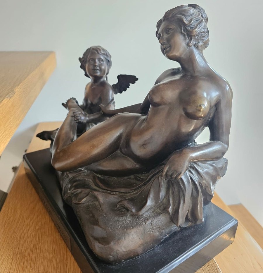 Louis Gossin (1846-1924) – Jeune femme et Cupidon – Bronze à patine brune – Époque fin XIXᵉ -photo-1