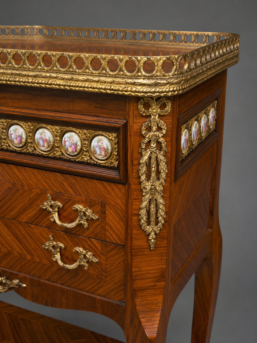 Table d'entre-deux Napoléon III en marqueterie, bronzes et médaillons en porcelaine -photo-1