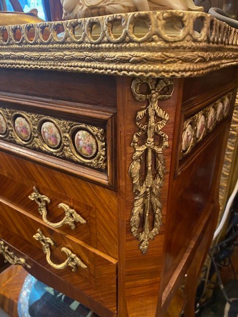 Table d'entre-deux Napoléon III en marqueterie, bronzes et médaillons en porcelaine -photo-6