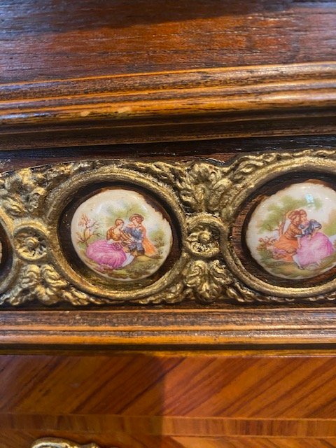 Table d'entre-deux Napoléon III en marqueterie, bronzes et médaillons en porcelaine -photo-8
