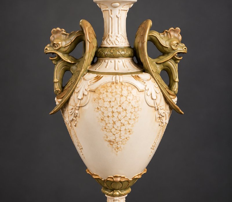 Royal Dux – Grande amphore aux dragons et putti – Modèle n° 5333 – Bohême, début du XXe siècle-photo-2