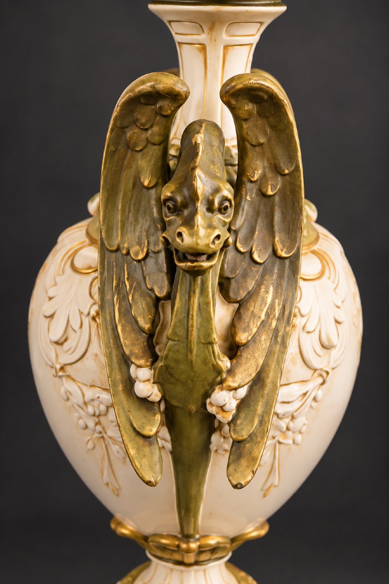 Royal Dux – Grande amphore aux dragons et putti – Modèle n° 5333 – Bohême, début du XXe siècle-photo-4
