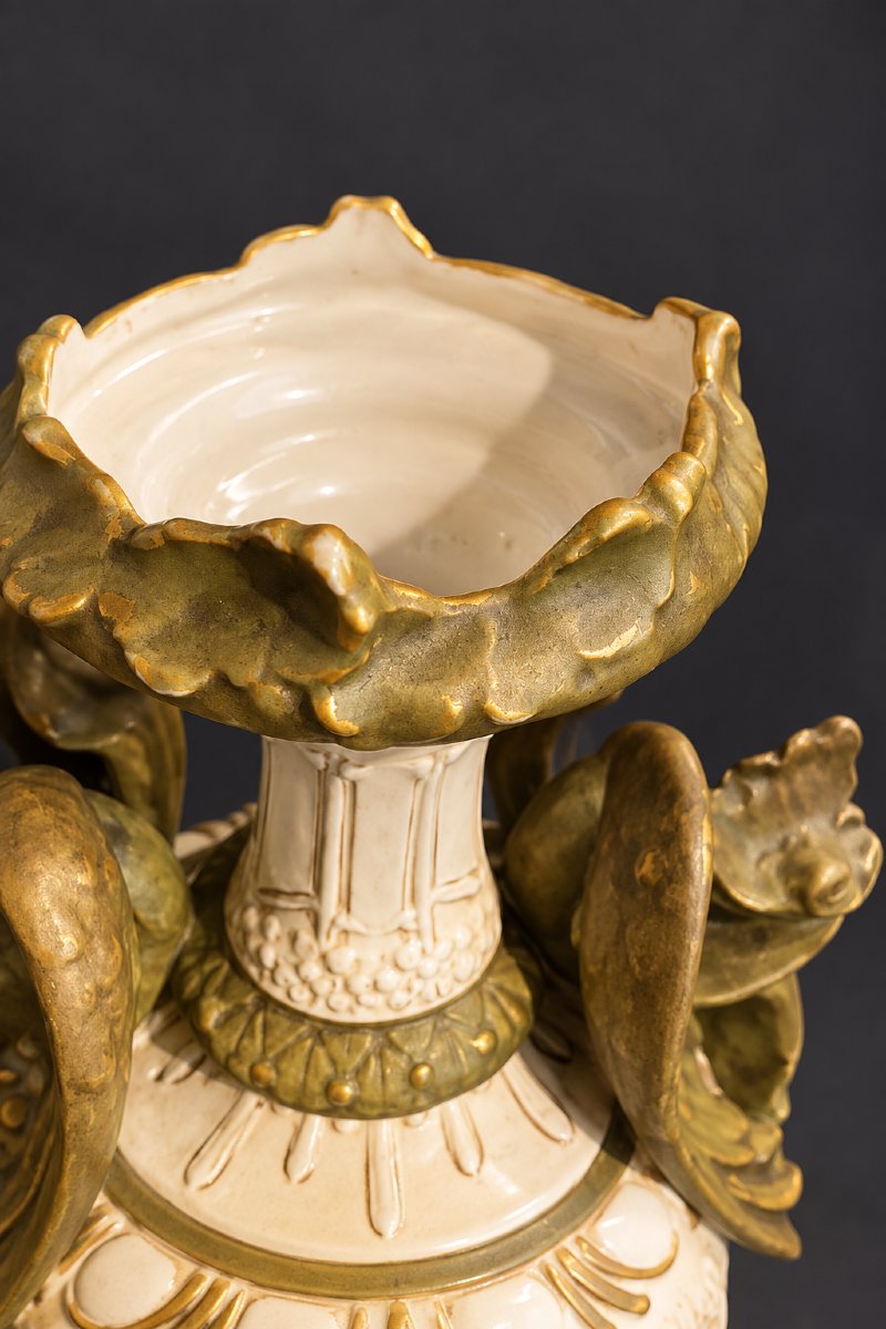 Royal Dux – Grande amphore aux dragons et putti – Modèle n° 5333 – Bohême, début du XXe siècle-photo-3