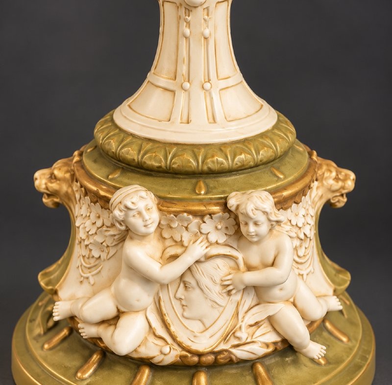 Royal Dux – Grande amphore aux dragons et putti – Modèle n° 5333 – Bohême, début du XXe siècle-photo-4