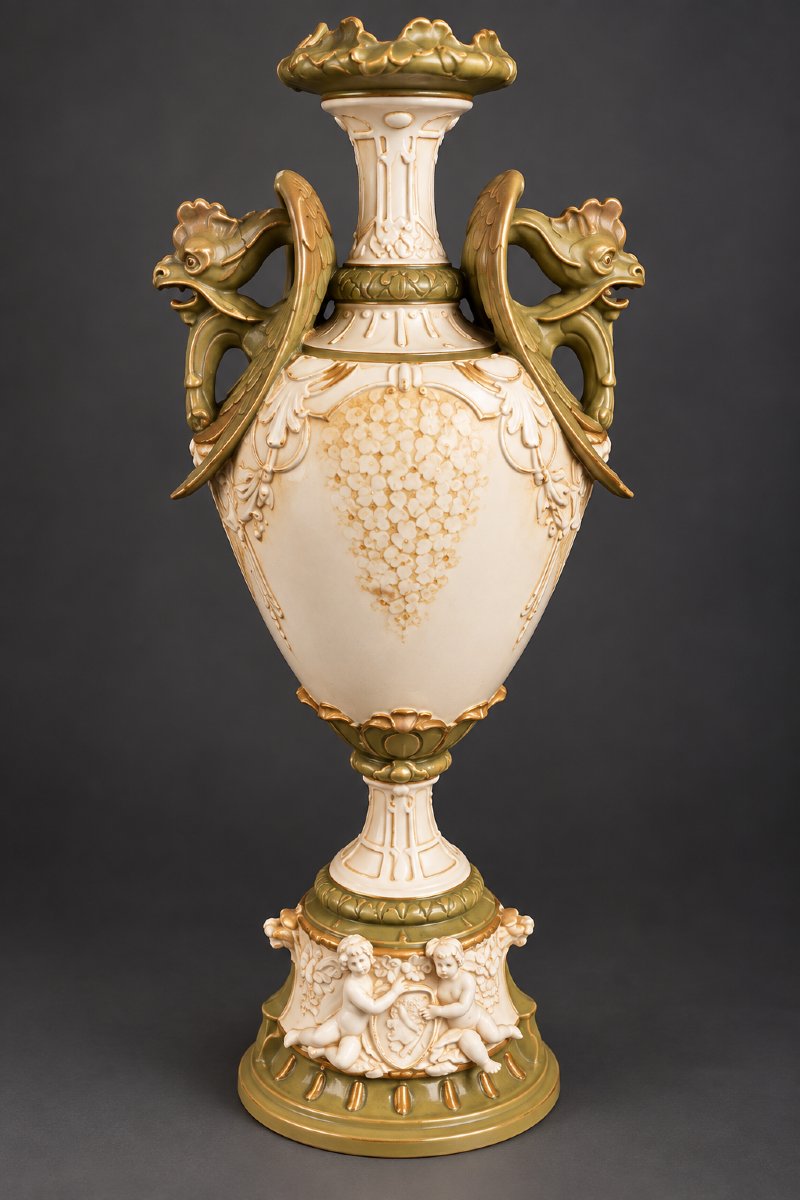 Royal Dux – Grande amphore aux dragons et putti – Modèle n° 5333 – Bohême, début du XXe siècle