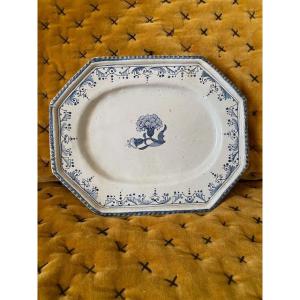 Plat en faïence de Rouen XVIIIᵉ – décor à l’œillet en camaïeu bleu