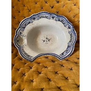 Plat à barbe en faïence de Rouen XVIIIᵉ – décor bleu sur fond stannifère