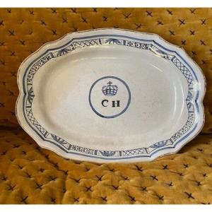  Plat en faïence de Rouen XVIIIᵉ – couronne de Trianon aux armes “CH”, production de la Maison 