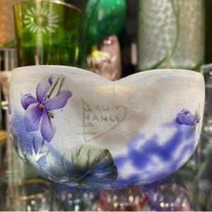 Daum Nancy – Coupe Art nouveau en verre multicouche, décor de violettes émaillées, vers 1910