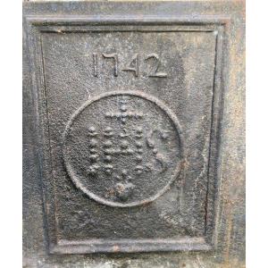 Rare plaque de cheminée religieuse datée 1742 – Monogramme IHS et Sacré-Cœur