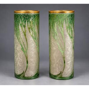 Paire de vases en cristal vert gravé à l'acide, attribuée à Baccarat, montures en bronze doré