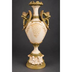 Royal Dux – Grande amphore aux dragons et putti – Modèle n° 5333 – Bohême, début du XXe siècle