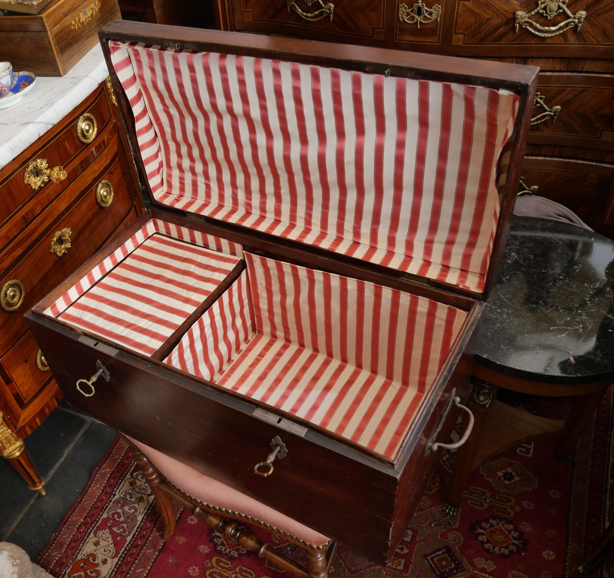 19th Century English Mahogany Chest -photo-2