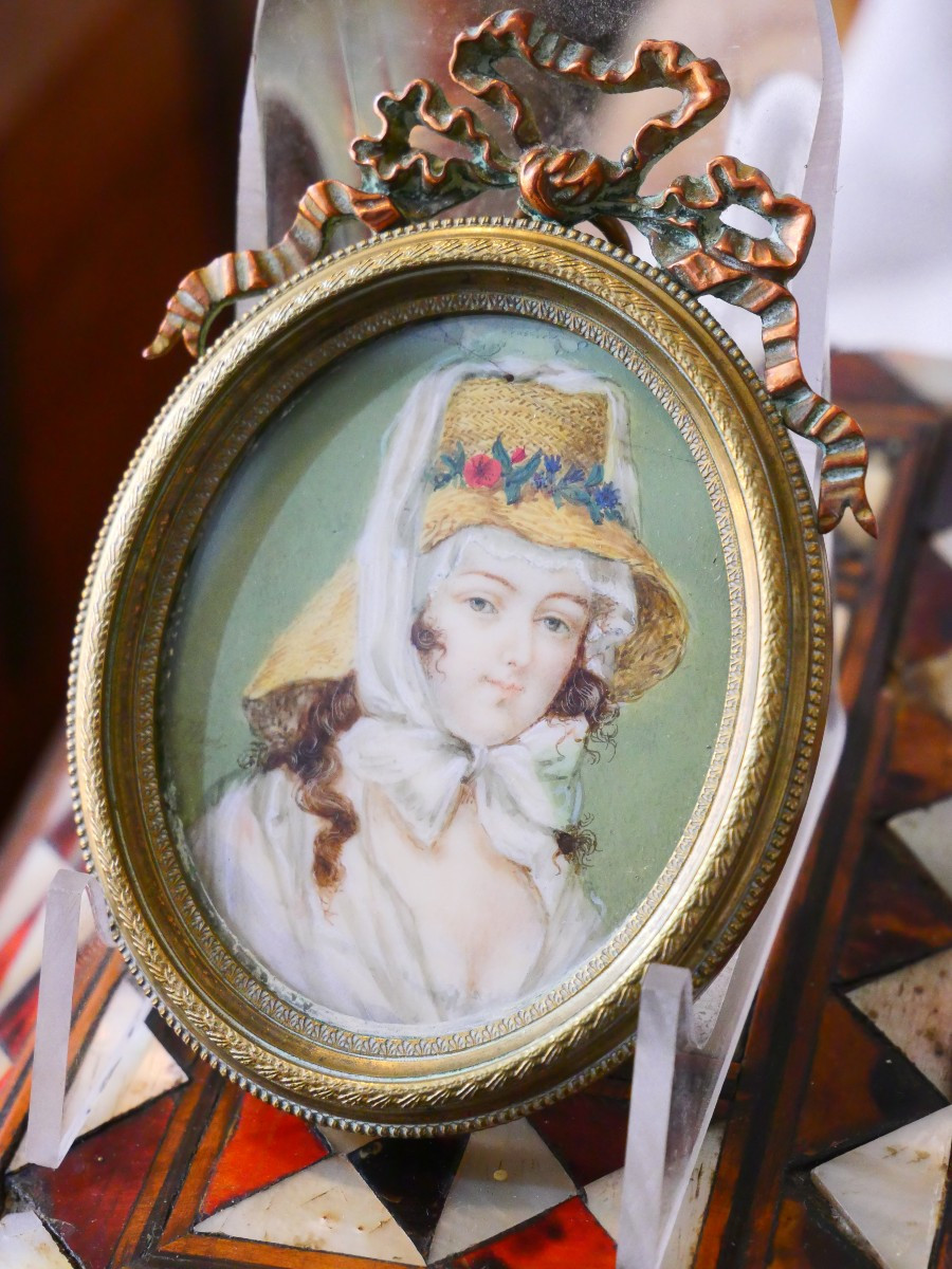 Portrait miniature jeune femme au chapeau 18e