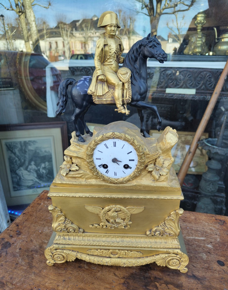 Pendule restauration bronze doré 